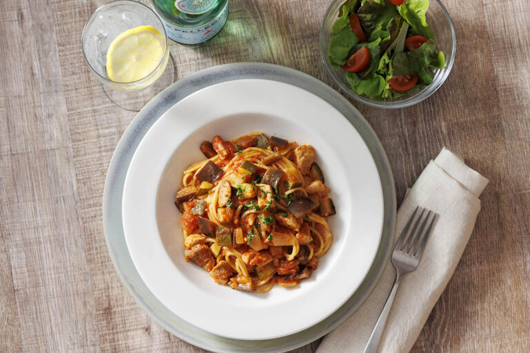 夏野菜と豚肉のトマトソースパスタ